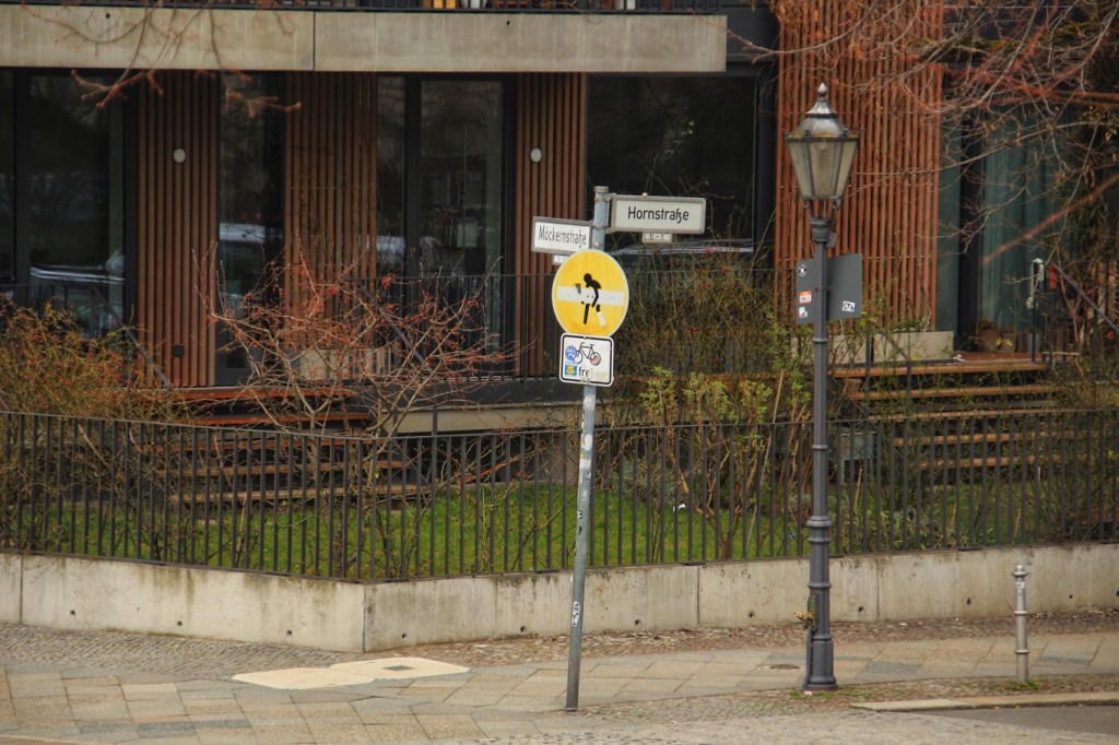 Straßenschild mit Streetart