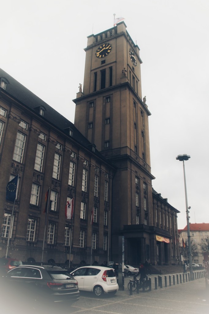 Der Platz vorm Rathaus Schöneberg hat schon einiges gesehen. Im riesigen Turm schlägt immer noch die Freiheitsglocke.