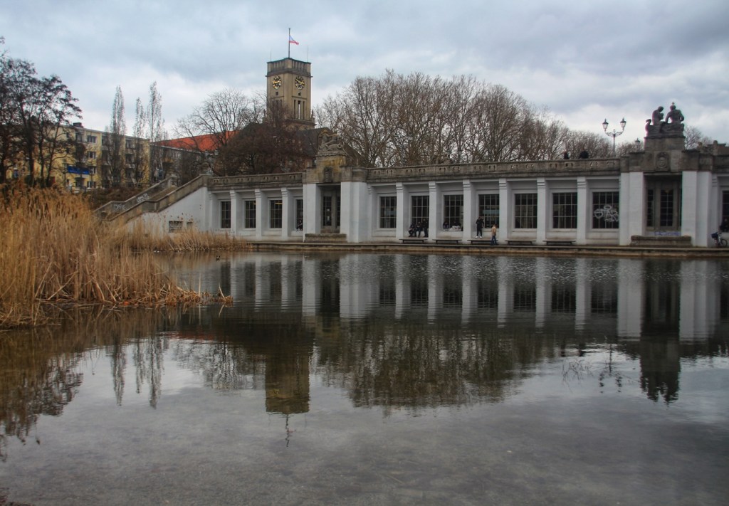 Sieht überhaupt nicht so aus, aber hinter dieser Fassade im Rudolph-Wilde-Park verbirgt sich der U-Bahnhof Rathaus Schöneberg, mit Aussicht auf den Ententeich.