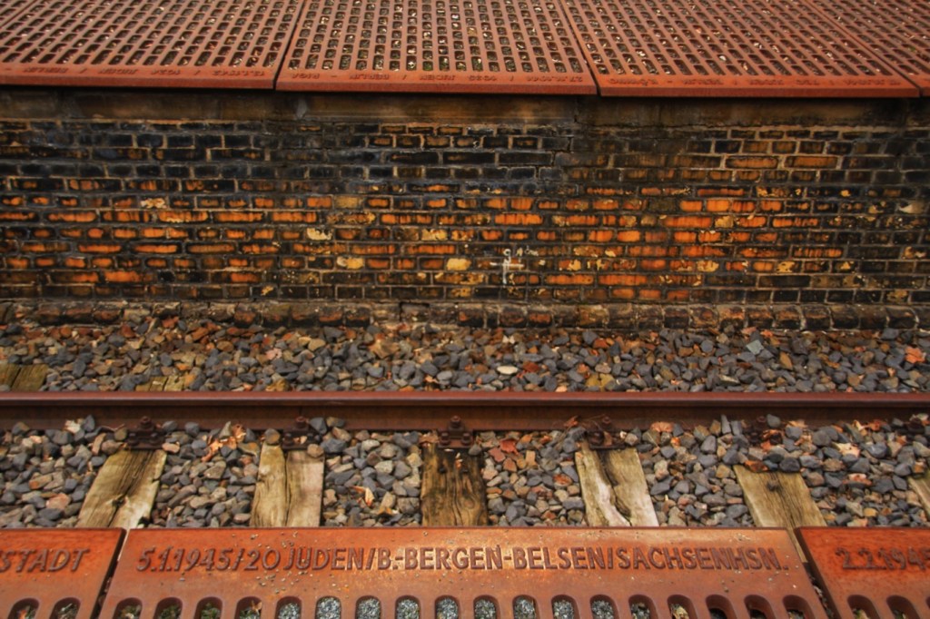 An den Bahnsteigkanten ist jeder Deportationszug verzeichnet, der vom Bahnhof Grunewald aus abgefahren ist.