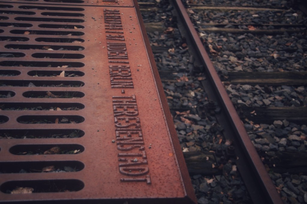 Bahnsteigkante am Mahnmal Gleis17 Grunewald