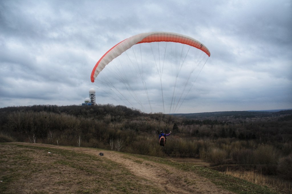 Gleitschirmflieger am Drachenberg