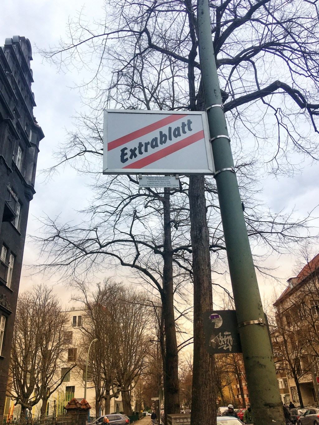 Solche Schilder an Straßenlaternen bilden das Denkmal "Orte des Erinnerns im Bayerischen Viertel: Ausgrenzung und Entrechtung, Vertreibung, Deportation und Ermordung von Berliner Juden in den Jahren 1933 bis 1945"