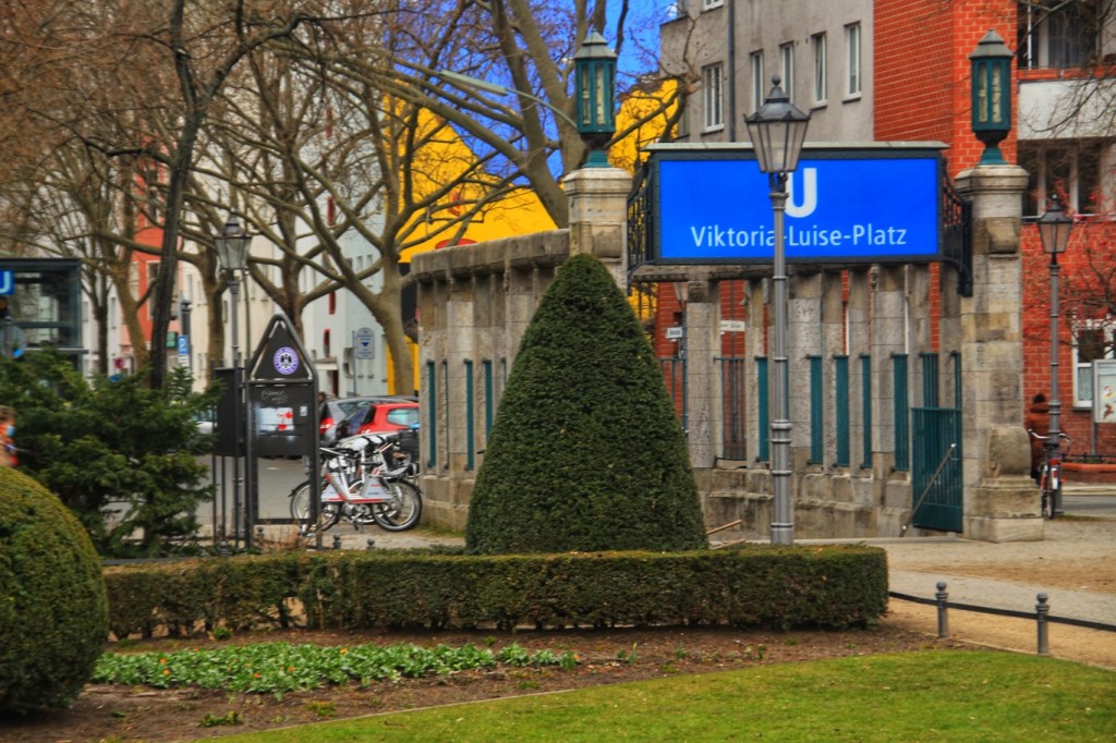 Die akkurat geschnittenen Bäumchen passen gut zum gediegenen Ambiente am Viktoria-Luise-Platz