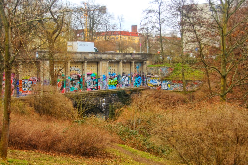 Hinter dieser weniger prunkvollen Fassade, die eher an einen Bunker erinnert, verbirgt sich ebenfalls eine U-Bahn, die der Linie U2. Barbrücke am Fennsee.