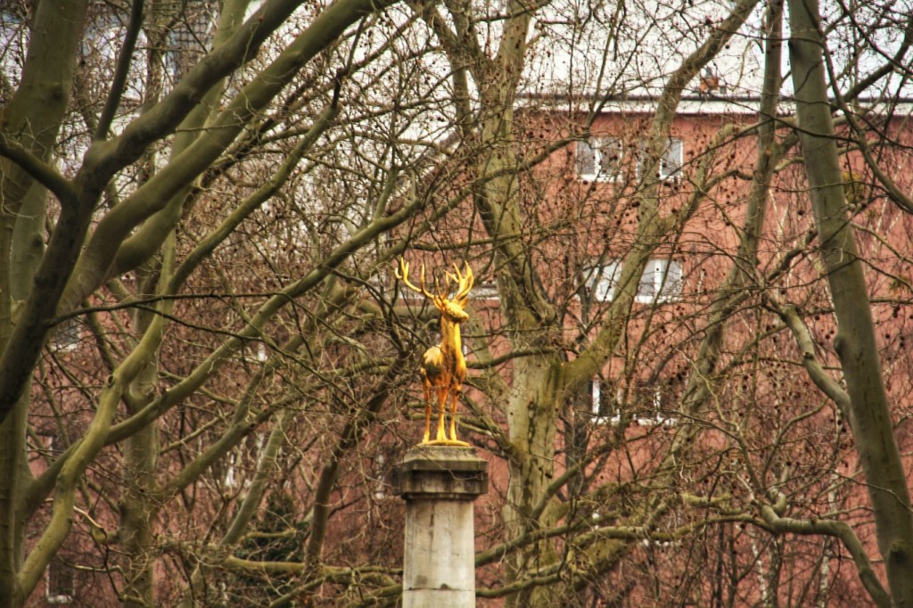 Der Goldene Hirsch funkelt im Rudolph-Wilde-Park - der Hirsch ist das Wappentier Schöneberg.