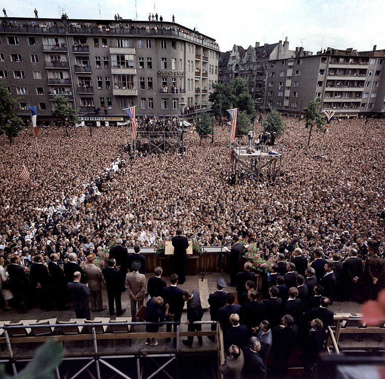 So voll war es vor dem Schöneberger Rathaus als Kennedy seine berühmten Worte sprach. (Quelle: Von Robert Knudsen, White House - The John F. Kennedy Presidential Library and Museum, Boston.)