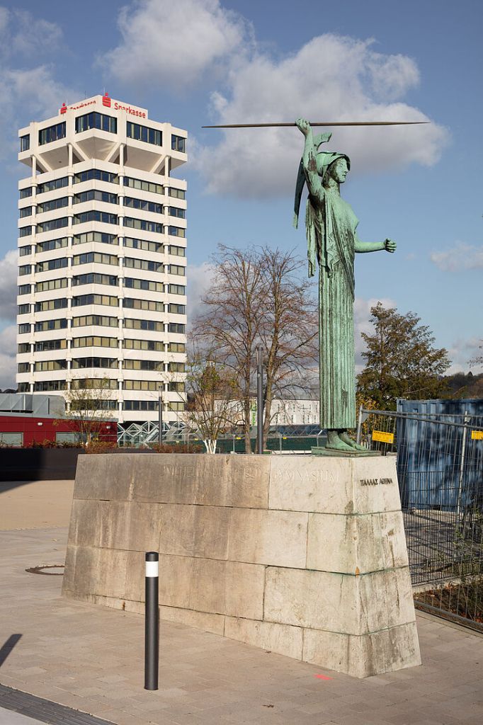 "Pallas Athene" am Originalstandort vor dem Wilhelm-Dörpfeld-Gymnasium in Wuppertal