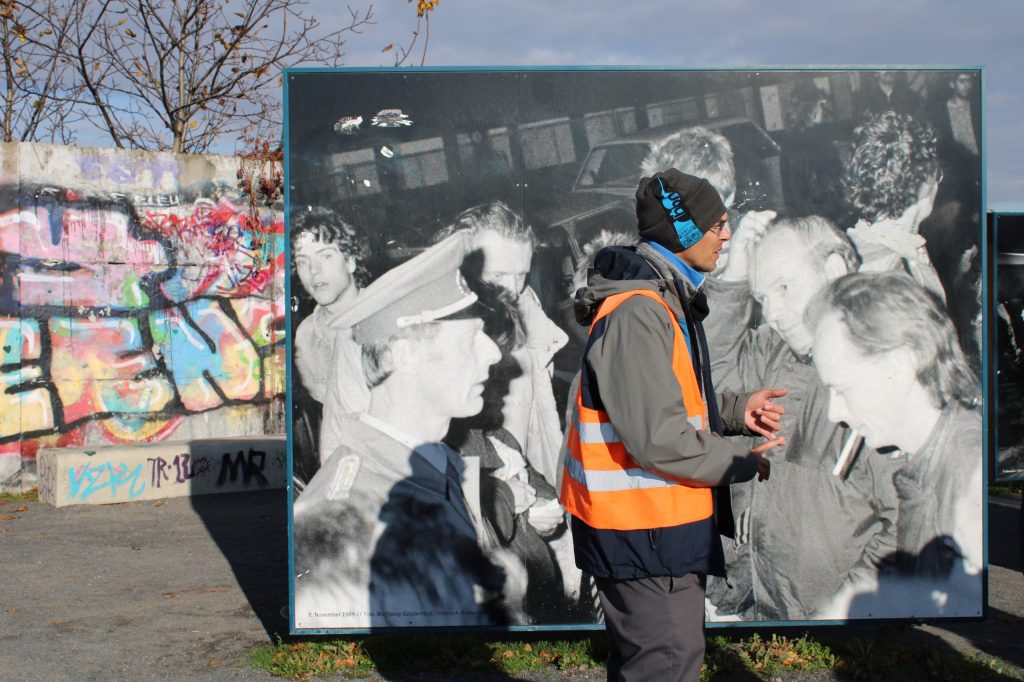 Berliner Mauer Radtour - Guide Martin am Ort des Mauerfalls