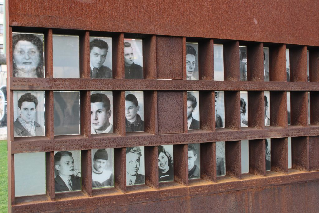 Ida Siekmann, Günter Litfin & weiter auf dem Fenster des Gedenkens