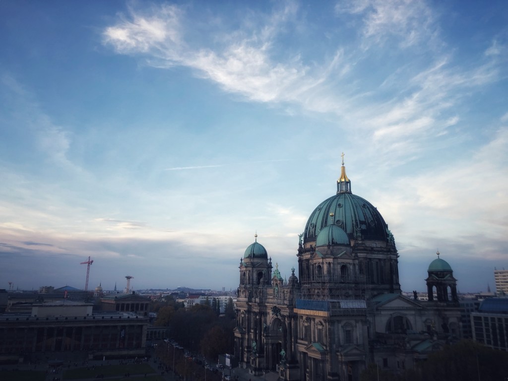 Blick vom Humboldt-Forum zum Lustgarten und Berliner Dom