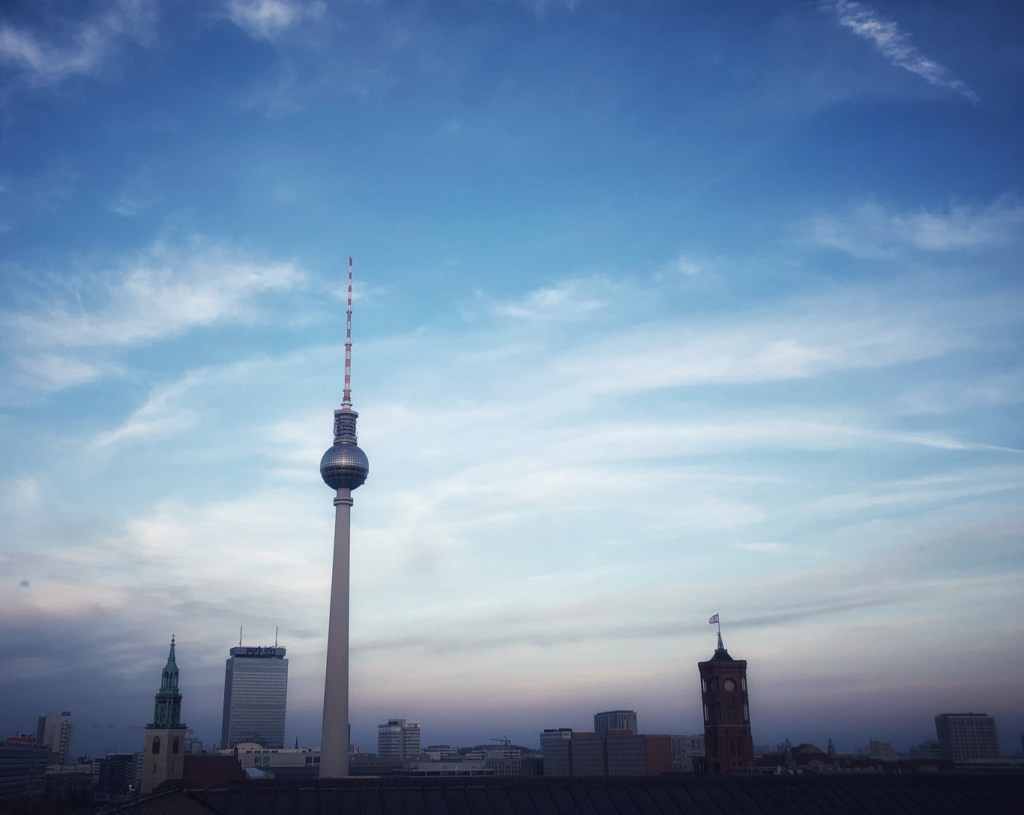 Fernsehturm und Rathaus vom Dach des Humboldt-Forums aus gesehen