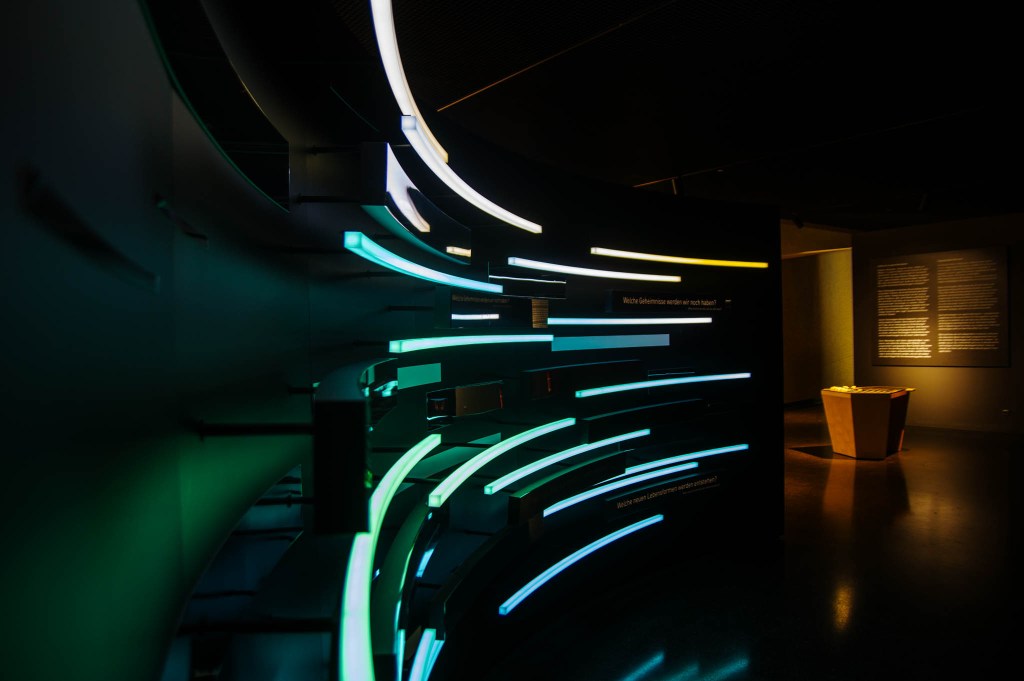 Lichtinstallation mit Zukunftsfragen im Futurium