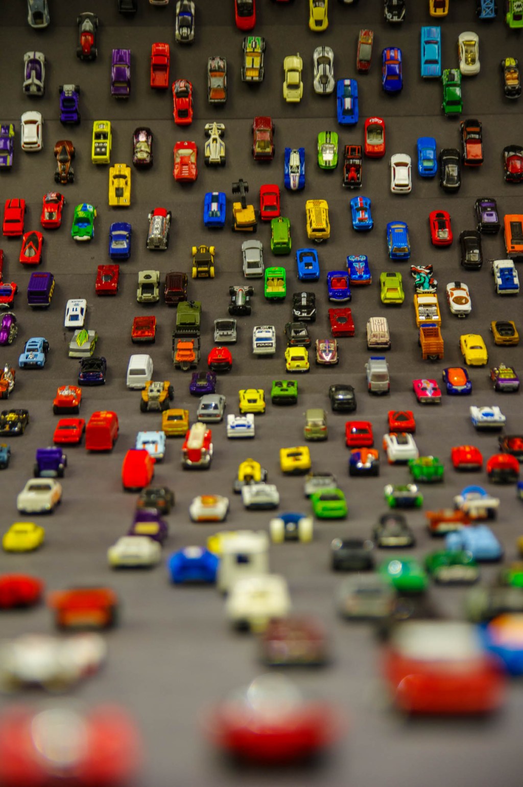 Installation mit Matchbox-Autos im Bereich Mobilität