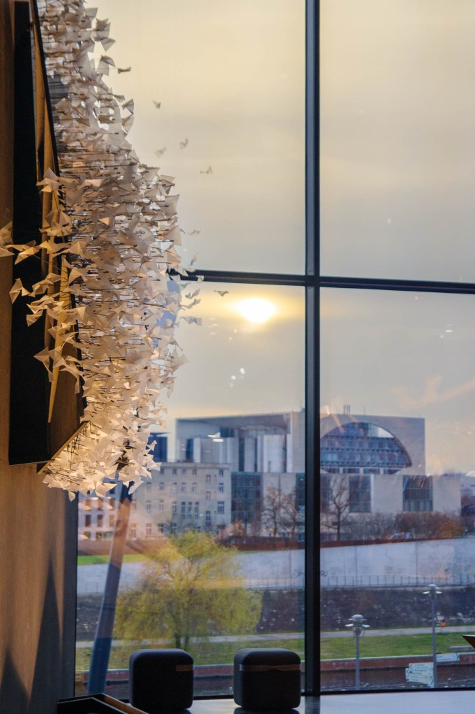 Fenster mit Ausblick auf das Kanzleramt