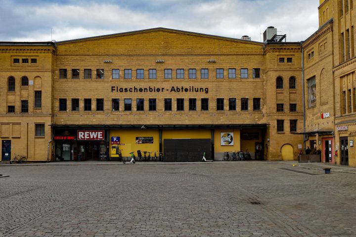 Kulturbrauerei Hof 1 mit Blick auf die ehemalige Flaschenbier Abteilung (heute REWE)