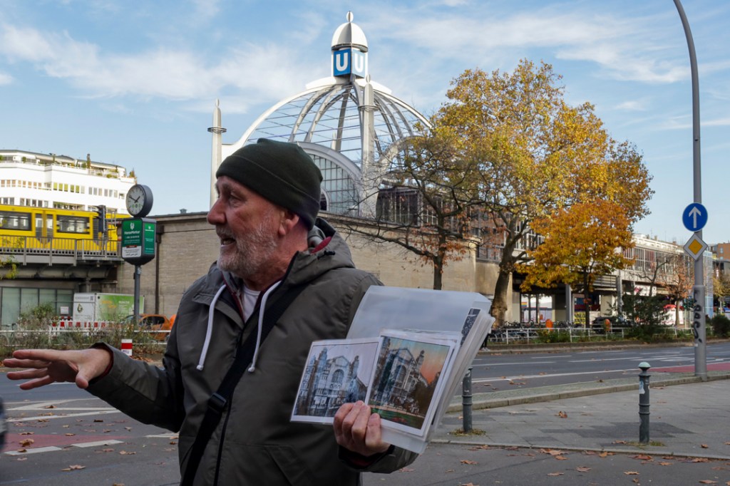 tour guide Brendan on his Isherwood Berlin Tour in front of U Nollendorff Platz