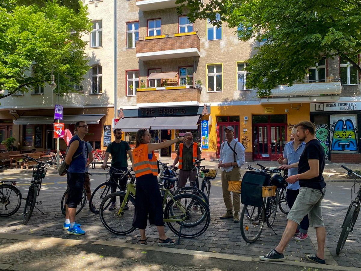 Gruppe am Lausitzer Platz-2 a group of people riding on the back of a bicycle