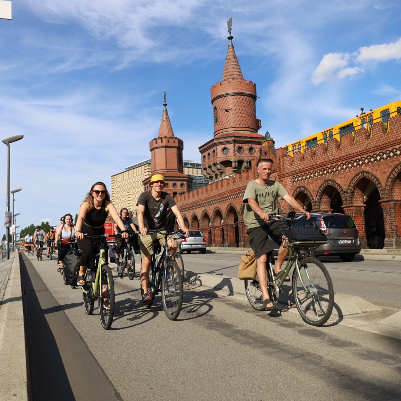 Radfahrende und Oberbaumbrücke