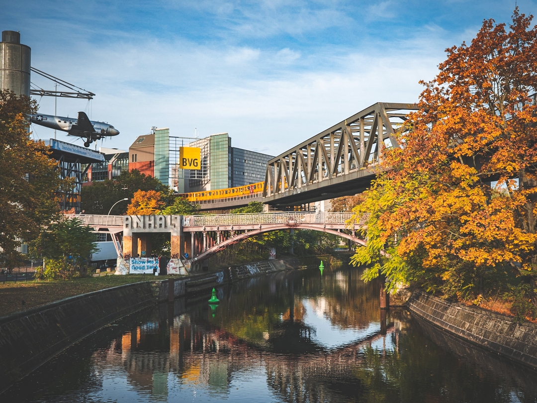 Herbst_Technikmuseum_BVG_Industrie_Landwehrkanal_Emma Hochbahn-Brücke über dem Landwehrkanal vor dem Technikmuseum, links sieht man den schwebenden Rosinenbomber am Museum, Herbstbild
