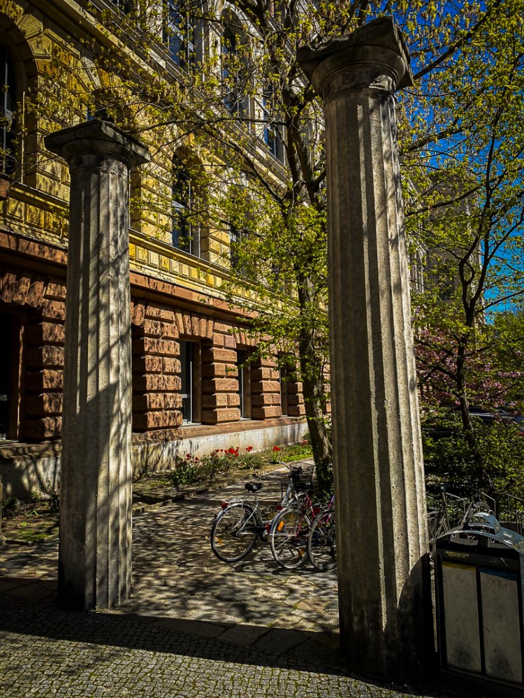 Dorische Säulen im Garten der TU Berlin