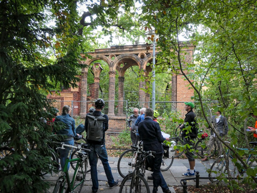 Fahrradgruppe im Garten der TU Berlin