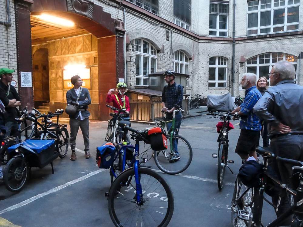 Radtour Gruppe im Hof des Maggi Hauses
