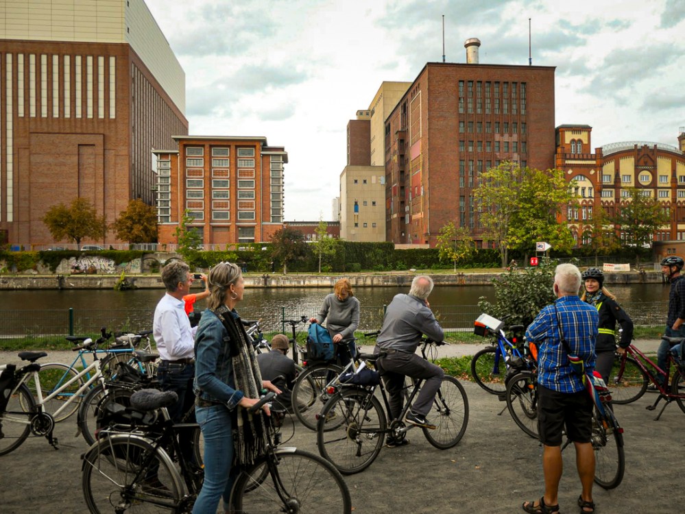 Fahrradgruppe vor dem Kraftwerk Charlottenburg.
