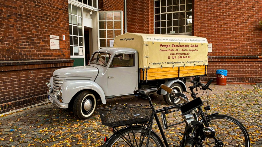 alter Lieferwagen im Hof der Location "Alte Pumpe", davor steht ein Fahrrad