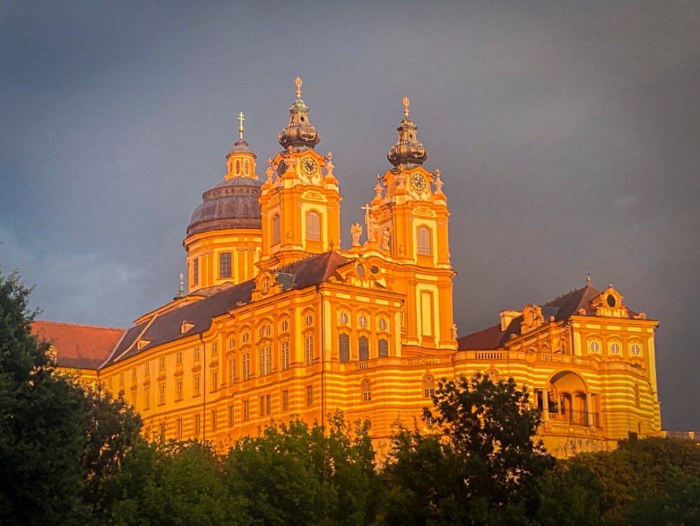 Stift Melk in Österreich im Abendlicht